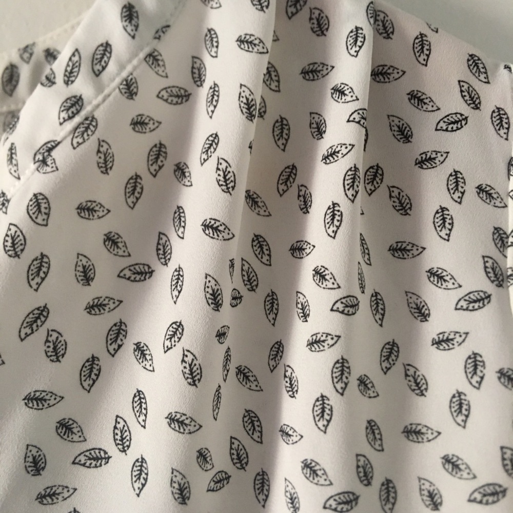 Leaf pattern V neck top - Picture 3 of 4